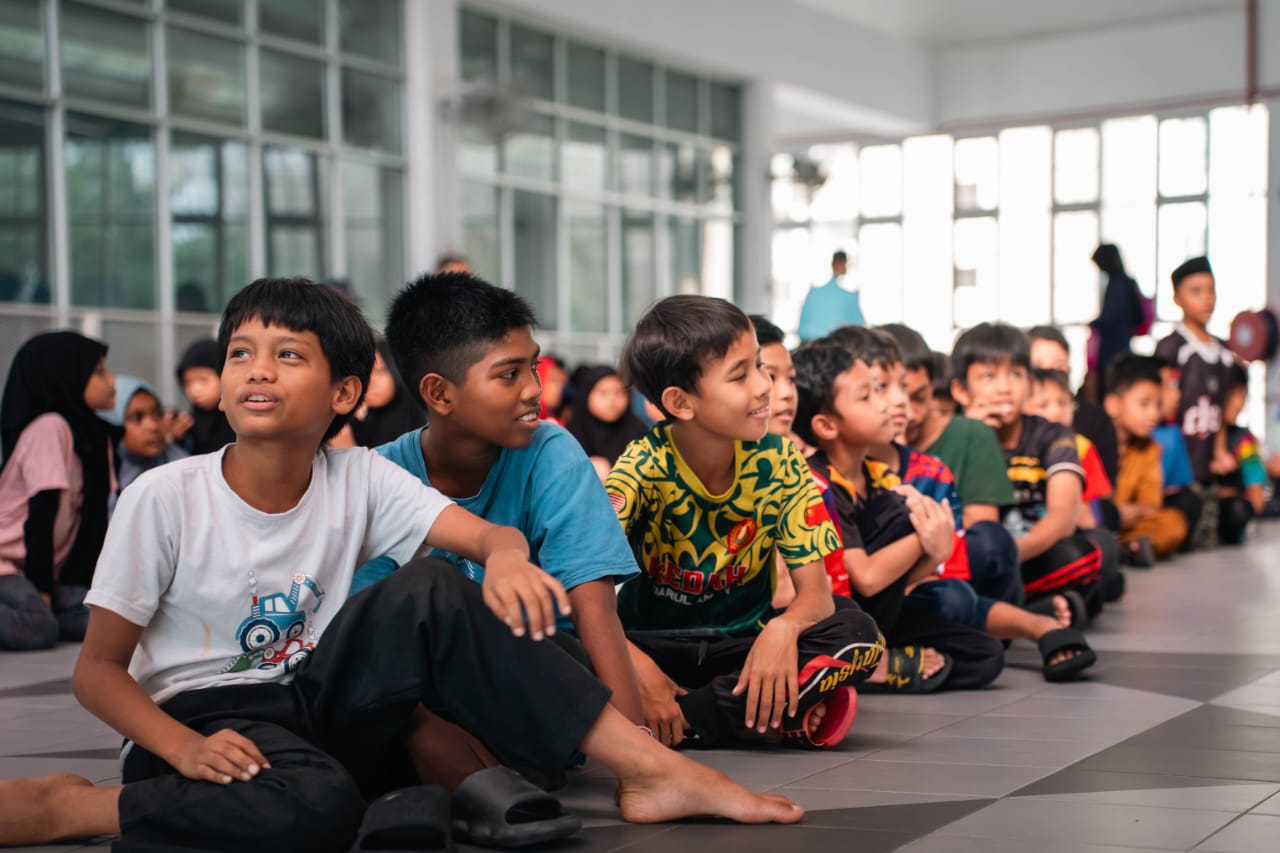 Anak-anak komuniti belajar dalam kelas PADI
